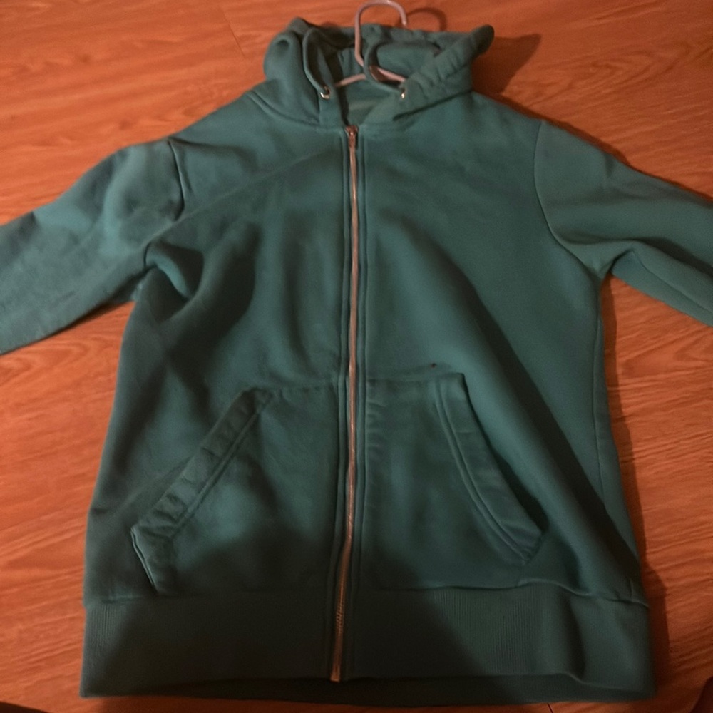 It’s a green Taylor sweater with pockets of hood and long sleeve and inside Fur